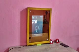 young-engineer-designs-a-unique-mirror-for-smart-use
