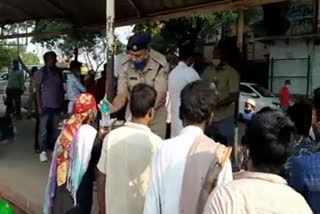 police-officer-mohammed-sajjad-khan-distributing-food-to-the-poor