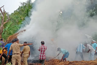 ಸಿಡಿಲಿಗೆ ಹುಲ್ಲಿನ ಬವಣೆಗೆ ಬೆಂಕಿ: ಲಕ್ಷಾಂತರ ರೂ ನಷ್ಟ