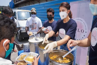 Jacqueline Fernandez distributes meals
