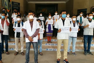 اورنگ آباد کے سرکاری اسپتال میں انٹرن ڈاکٹروں کا احتجاج