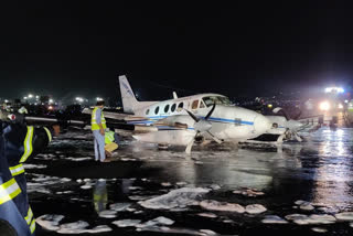 മുംബൈ വിമാനത്താവളം  എയർ ആംബുലൻസ്‌  Air ambulance makes emergency belly landing  Mumbai after malfunction  all passengers safe  നാഗ്‌പൂർ