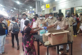 Police gave free food, Police gave free food to railway passengers, Police gave free food to railway passengers in Kalaburagi, Kalaburagi news, Kalaburagi corona news, ಉಚಿತ ಆಹಾರ ನೀಡಿದ ಪೊಲೀಸರು, ರೈಲ್ವೇ ಪ್ರಯಾಣಿಕರಿಗೆ ಉಚಿತ ಆಹಾರ ನೀಡಿದ ಪೊಲೀಸರು, ಕಲಬುರಗಿಯಲ್ಲಿ ರೈಲ್ವೇ ಪ್ರಯಾಣಿಕರಿಗೆ ಉಚಿತ ಆಹಾರ ನೀಡಿದ ಪೊಲೀಸರು, ಕಲಬುರಗಿ ಸುದ್ದಿ, ಕಲಬುರಗಿ ಕೊರೊನಾ ಸುದ್ದಿ,