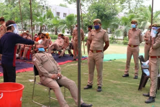 panchayat elections policemen  covid test for policemen  corona new cases in noida  covid test for policemen in noida  नोएडा में पुलिसवालों का कोरोना टेस्ट  यूपी में पंचायत चुनाव में कोरोना  नोएडा में कोरोना महामारी