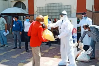 कुलियों को बांटी गई राशन सामग्री,Ration material distributed to coolie