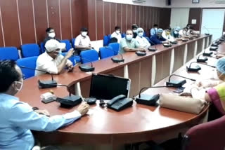 barwani-collector-holds-meeting-of-petrology-lab-operators-fixes-prices