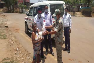 Dantewada traffic police are providing ration to the needy free