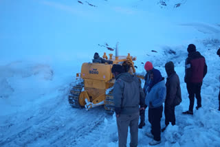 Driver arrived to take out the trapped trucks at Baralacha Pass