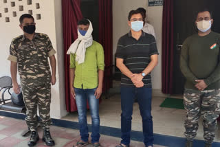 5 lakh prize naxalite surrendered in Chatra