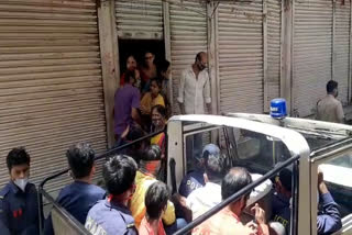 घर के बाहर युवक को पकड़ा ,  Women were freed बांसवाड़ा समाचार,  Red Alert Jan anushasan pakhwara Action , Caught a young man outside the house,