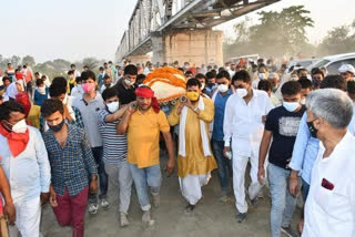 भाजपा सांसद ने  विनोद कुमार उर्फ पंडित सिंह की अर्थी को दिया कंधा.