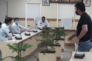 ghaziabad district administration officer meeting with lab operators due to covid patient treatment