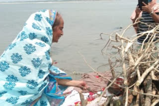Woman performs last rites of husband in Bihar