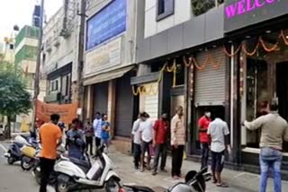 Que in front of Liquor shop in Bengaluru