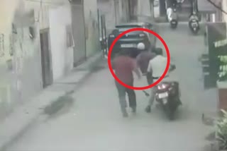 mobile snatcher caught by head constable in new osmanpur of delhi