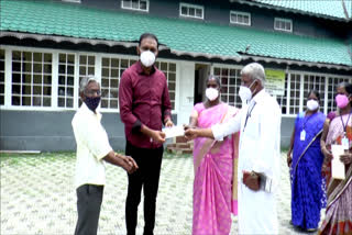 devikulam panchayat donates for vaccine challenge  വാക്സിൻ ചലഞ്ച്  കൊവിഡ് പ്രതിരോധ പ്രവര്‍ത്തനം  കൊവിഡ്  ദേവികുളം സബ് കലക്ടർ  vaccine challenge