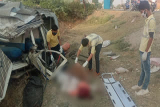 देवली में पिकअप गाड़ी पलटी, Pickup vehicle overturned in Deoli