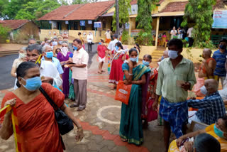 ಮಳೆ ನಡುವೆಯೂ ಲಸಿಕೆ ​ಪಡೆಯಲು ಮುಗ್ಗಿಬಿದ್ದ ಜನ