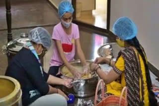 'Yuva Brigade' distributes free meal for Covid patients