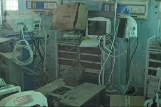 महोबा जिला अस्पताल में एक साल से धूल फांक रहे 6 वेंटिलेटर