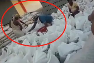 wheat is being stolen from dhuma paddy procurement center in seoni