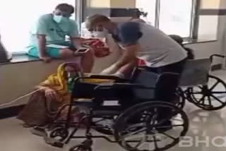 Elderly woman gives up her hospital bed to younger patient