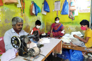 family two Lakh Mask Distribution,  family two Lakh Mask Distribution in Covid crisis,  family two Lakh Mask Distribution in Covid crisis at Hubli,  Mask business,  Hubli Mask business,  ಎರಡು ಲಕ್ಷ ಅಧಿಕ ಮಾಸ್ಕ್ ವಿತರಿಸಿದ ಕುಟುಂಬ,  ಕೋವಿಡ್​ ಸಂಕಷ್ಟದಲ್ಲಿ ಎರಡು ಲಕ್ಷ ಅಧಿಕ ಮಾಸ್ಕ್ ವಿತರಿಸಿದ ಕುಟುಂಬ,  ಹುಬ್ಬಳ್ಳಿಯಲ್ಲಿ ಕೋವಿಡ್​ ಸಂಕಷ್ಟದಲ್ಲಿ ಎರಡು ಲಕ್ಷ ಅಧಿಕ ಮಾಸ್ಕ್ ವಿತರಿಸಿದ ಕುಟುಂಬ,  ಹುಬ್ಬಳ್ಳಿ ಮಾಸ್ಕ್​ ಉದ್ಯಮ,  ಹುಬ್ಬಳ್ಳಿ ಮಾಸ್ಕ್​ ಉದ್ಯಮ ಸುದ್ದಿ,