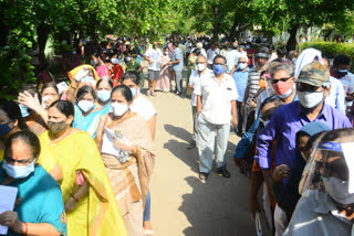 Crowds waiting in the sun for the Kovid vaccine in Kurnool