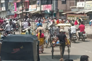 large crowd of citizens for shopping in washim