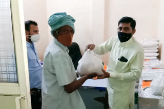 businessman Dharampal Gupta distributed dry rations to daily wage laborers in kiradi delhi