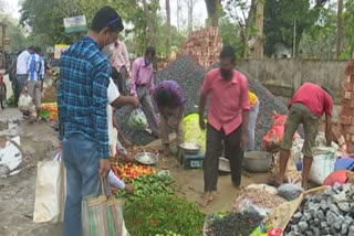 বজাৰ সমিতিয়ে বন্ধ কৰাৰ পিচতো পদ-পথত ব্যৱসায়ীয়ে খুলিলে দোকান