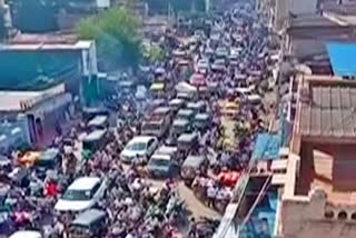 bellary-teru-street-road-is-a-complete-traffic-jam