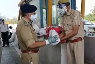 food distribution to police personnel  corona frontline workers  corona new cases in noida  police personnel on duty in covid time  नोएडा में कोरोना के नए मामले ़  नोएडा में कोरोना महामारी  नोएडा में फ्रंटलाइन वर्कर्स  कोरोनाकाल में फ्रंटलाइन वर्कर