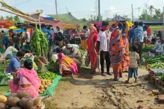 করোনাবিধি শিকেয় তুলে চলছে রবিবাসরীয় বাজার