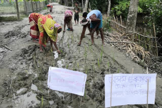 কলগাছিয়াৰ ৰাজপথত ভুঁই ৰুই অভিনৱ প্ৰতিবাদ অঞ্চলবাসীৰ