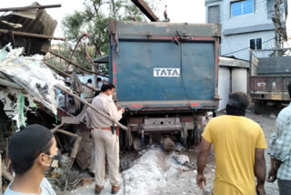 clash between auto and dumper