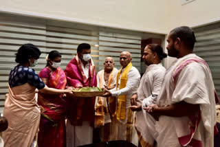 tamilnadu cm blessed by ttd pandits