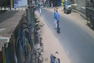 bike driver hit the young man in tikamgarh