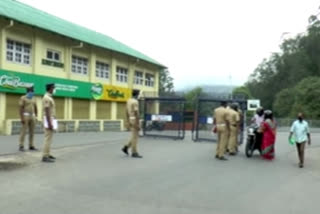 Lock down On the second day the police conducted a strict vehicle inspection in Munnar  police conducted a strict vehicle inspection in Munnar  Lock down munnar  ലോക്ക് ഡൗണ്‍; രണ്ടാംദിനവും മൂന്നാറില്‍ കര്‍ശന വാഹന പരിശോധന തുടര്‍ന്ന് പൊലീസ്  മൂന്നാറില്‍ കര്‍ശന വാഹന പരിശോധന തുടര്‍ന്ന് പൊലീസ്  മൂന്നാര്‍ വാര്‍ത്തകള്‍  ഇടുക്കി ലോക്ക് ഡൗണ്‍ വാര്‍ത്തകള്‍