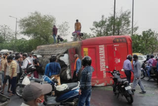 High speed bus overturned due to rain in noida