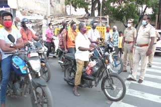 கரோனா ஊரடங்கு விழிப்புணர்வு  ஊரடங்கு விழிப்புணர்வு  தர்மபுரி மாவட்ட செய்திக:ள்  Dharmapuri District News  Corona Lockdown  Dharmapuri district News  Police Corona Curfew Awareness