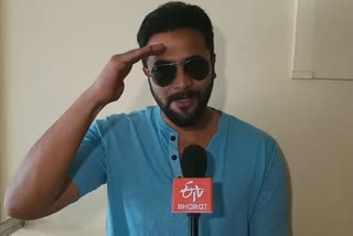 Actor Srimurali Food distribution, Actor Srimurali Food distribution to Government Hospital staff, Actor Srimurali, Actor Srimurali news, ಸರ್ಕಾರಿ ಆಸ್ಪತ್ರೆ ಸಿಬ್ಬಂದಿಗೆ ಶ್ರೀಮುರಳಿ ಆಹಾರ ವಿತರಣೆ, ಬೆಂಗಳೂರಿನಲ್ಲಿ ಸರ್ಕಾರಿ ಆಸ್ಪತ್ರೆ ಸಿಬ್ಬಂದಿಗೆ ಶ್ರೀಮುರಳಿ ಆಹಾರ ವಿತರಣೆ, ನಟ ಶ್ರೀಮುರಳಿ, ನಟ ಶ್ರೀಮುರಳಿ ಸುದ್ದಿ,