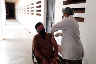 people-arriving-with-family-for-corona-vaccination-in-kasdol-balodabazar