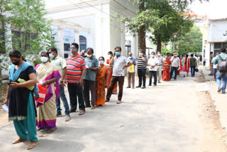 கரோனா தடுப்பூசி: நீண்ட வரிசையில் காத்திருக்கும் பொதுமக்கள்!