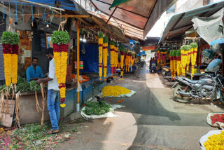 வெறிச்சோடி காணப்பட்ட பூ மார்க்கெட்