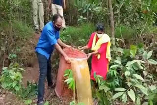 കണ്ണൂരില്‍എക്സൈസിന്‍റെ വ്യാജമദ്യവേട്ട വാര്‍ത്ത  എക്സൈസിന്‍റെ വ്യാജമദ്യവേട്ട വാര്‍ത്ത  കൂത്തുപറമ്പ് എക്സൈസ് വാറ്റ് കേന്ദ്രം വാര്‍ത്ത  kuthuparamba excise seized wash news  kannur excise latest news  excise seized 2500 litre wash news  excise seized 2500 litre wash and distillation equipments in kannur news