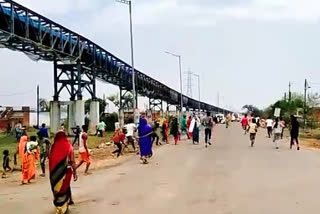 Stone pelting on Police by vegetable seller's