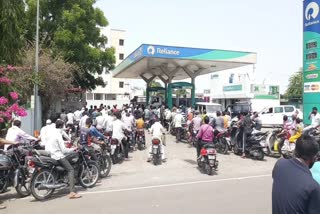 Petrol pump crowd lockdown Buldana