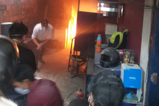 fire in greater kailash lab in delhi