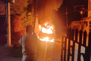 miscreants set fire to the car in jamshedpur